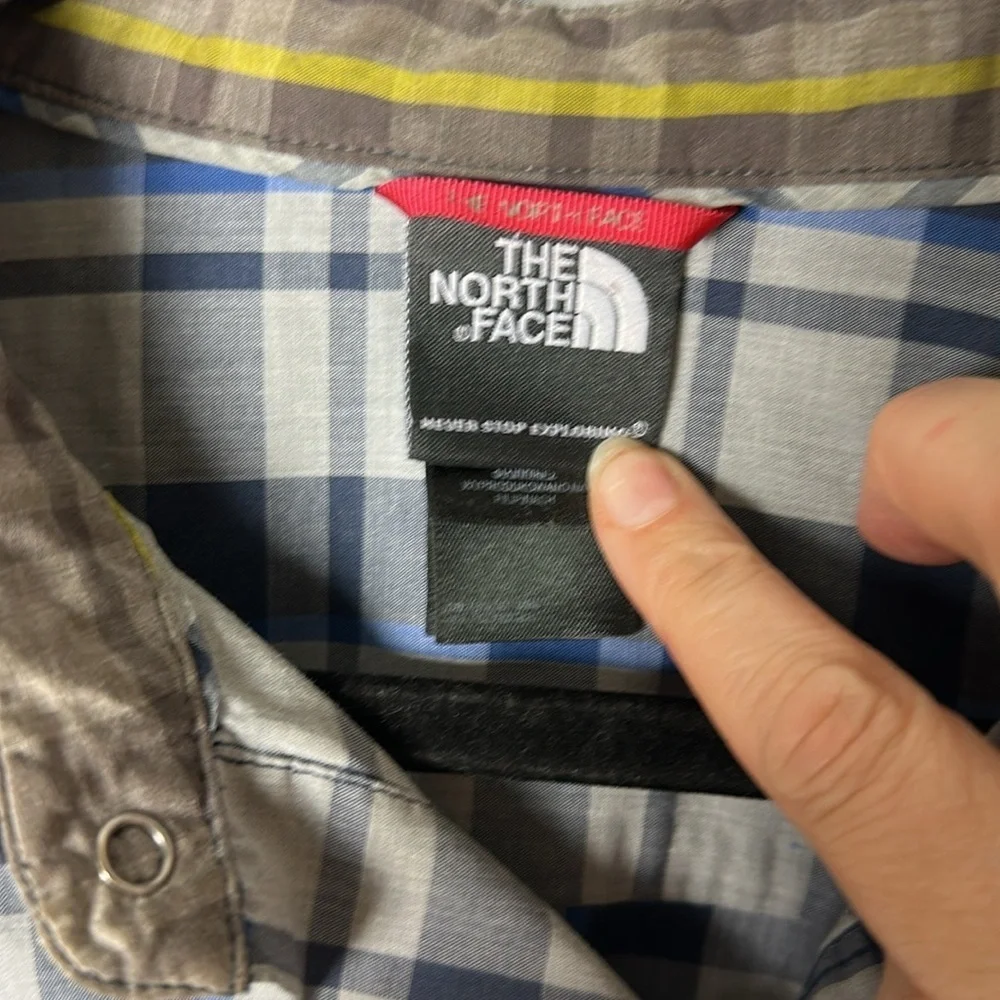 The North Face Gray and Blue Plaid Casual Snap button long sleeve Size Large